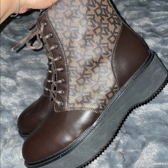 NWOT DKNY Brown Platform Boots Faux Leather Size 10 - Picture 4 of 6
